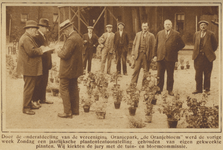 871399 Afbeelding van de jury bij de plantententoonstelling georganiseerd door onderafdeling 'De Oranjebloem' van ...